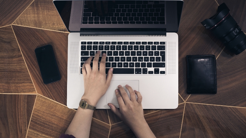 Cách test laptop cũ thông qua việc kiểm tra võ, thiết kế máy