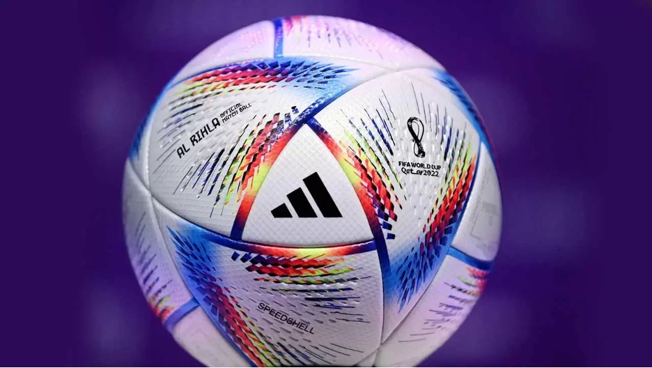 Ngỡ ngàng trước hình ảnh trái bóng World Cup cần phải sạc pin trước khi “lâm trận”