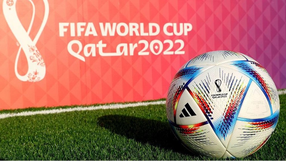 Ngỡ ngàng trước hình ảnh trái bóng World Cup cần phải sạc pin trước khi “lâm trận”