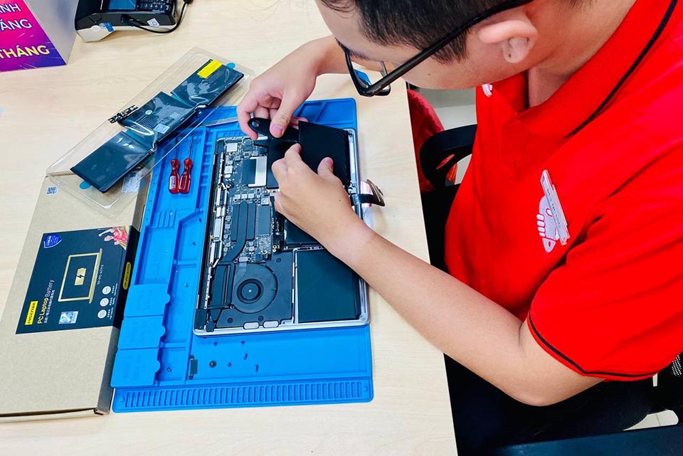 Sửa điện thoại, laptop, mua sắm phụ kiện giảm đến 60%