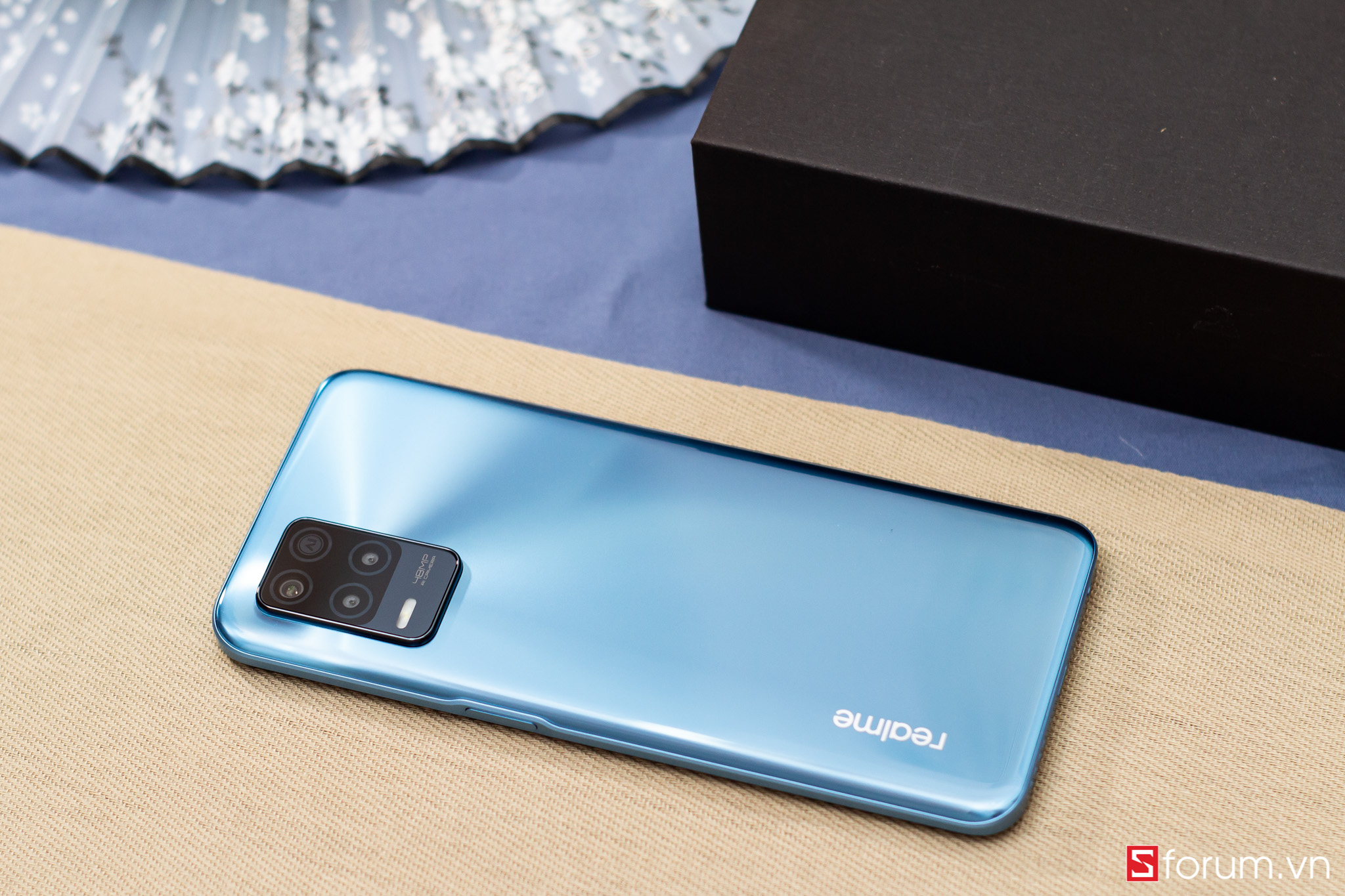 realme 8 5G mang đến cho người dùng một thiết kế bên ngoài thời thượng