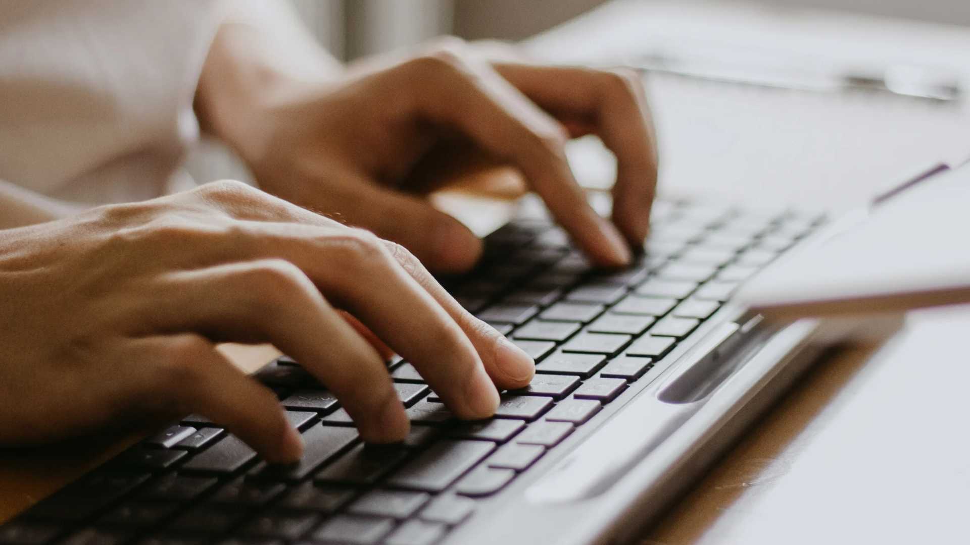 Tham khảo ngay cách thay bàn phím laptop mà bạn nên biết