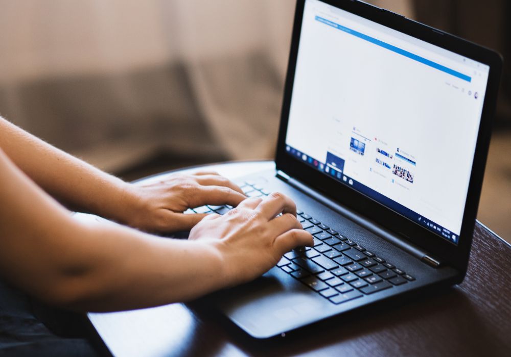 Cách thay bàn phím laptop tại nhà - Bước 1 