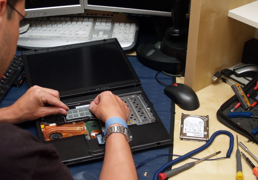 Cách thay bàn phím laptop tại nhà - Bước 2 