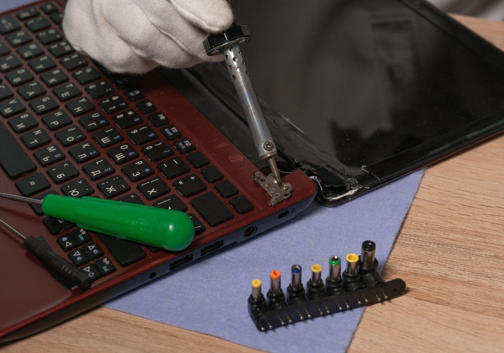 Cách thay bàn phím laptop tại nhà - Bước 3 