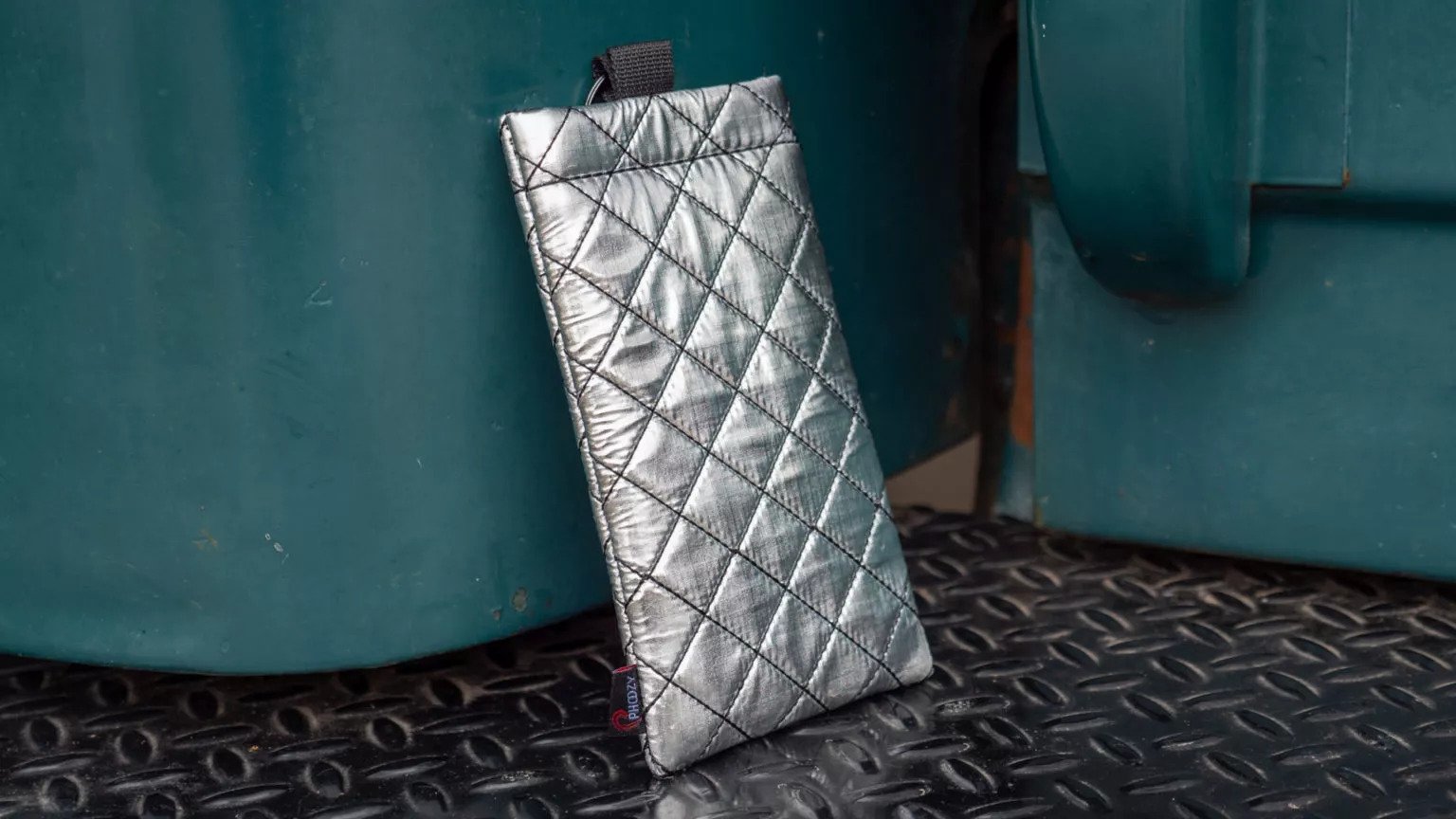 Phoozy Apollo II được hoàn thiện từ chất liệu vải tương tự các bộ đồ du hành không gian