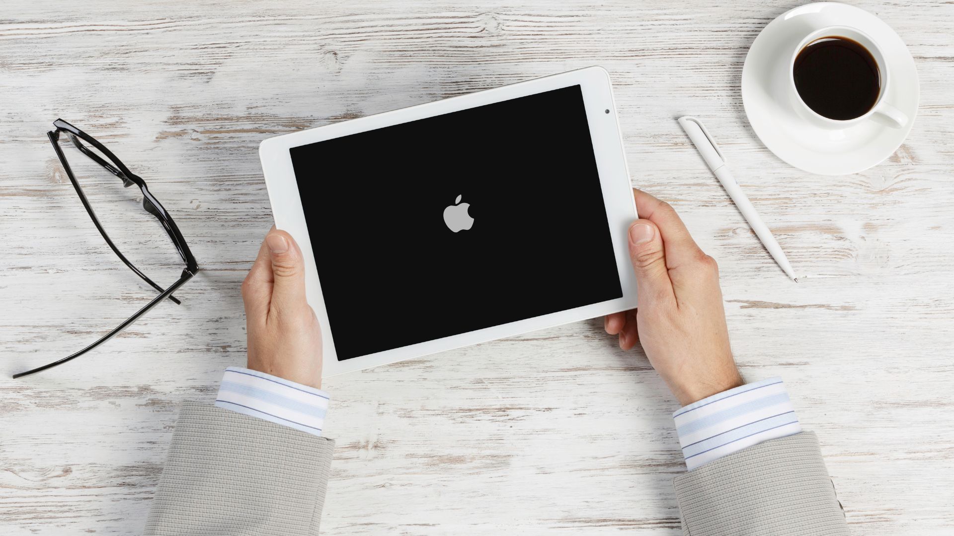 Khởi động lại máy tính bảng iPad