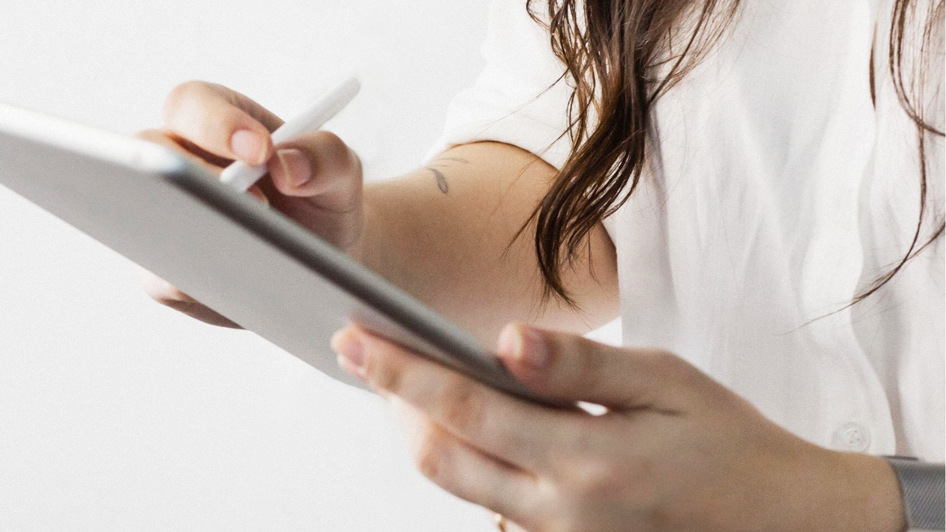 Vệ sinh và kiểm tra miếng dán màn hình không kỹ