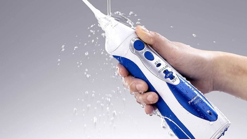 Vì sao máy tăm nước sạc không vào điện?