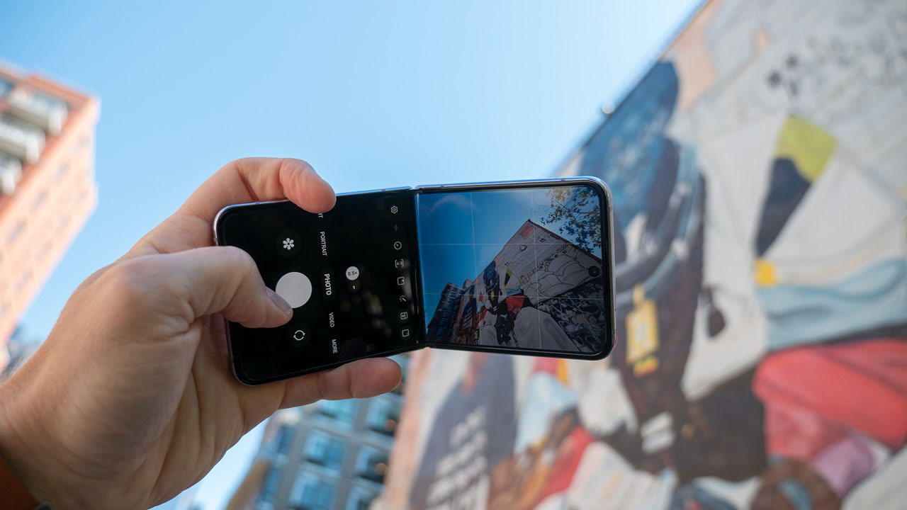 Smartphone gập hỗ trợ quá trình chụp ảnh 