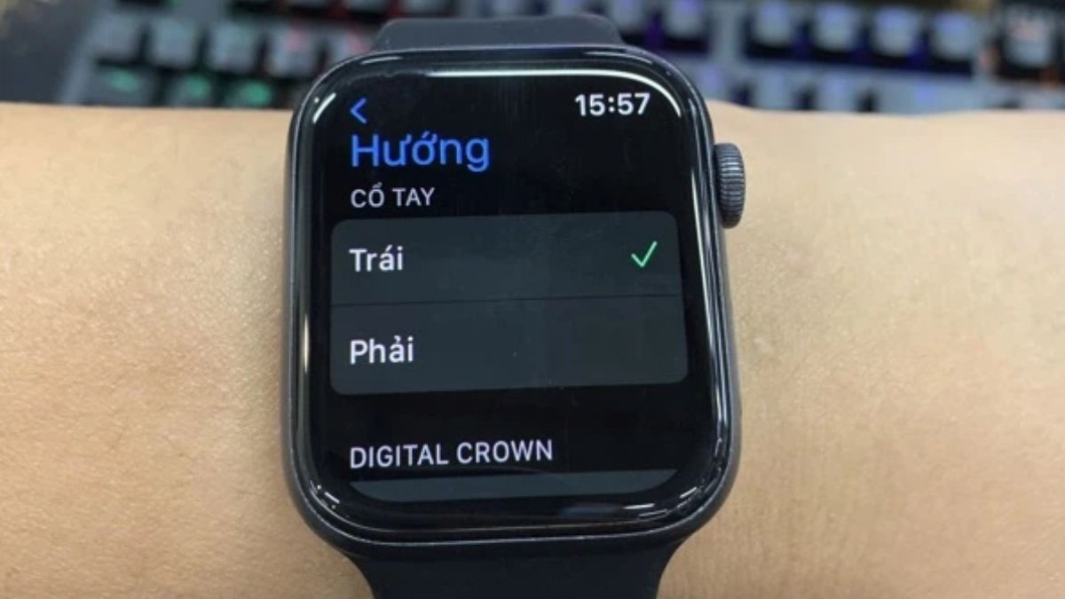 Bước 3 cách đeo Apple Watch: Đảo hướng Digital Crown