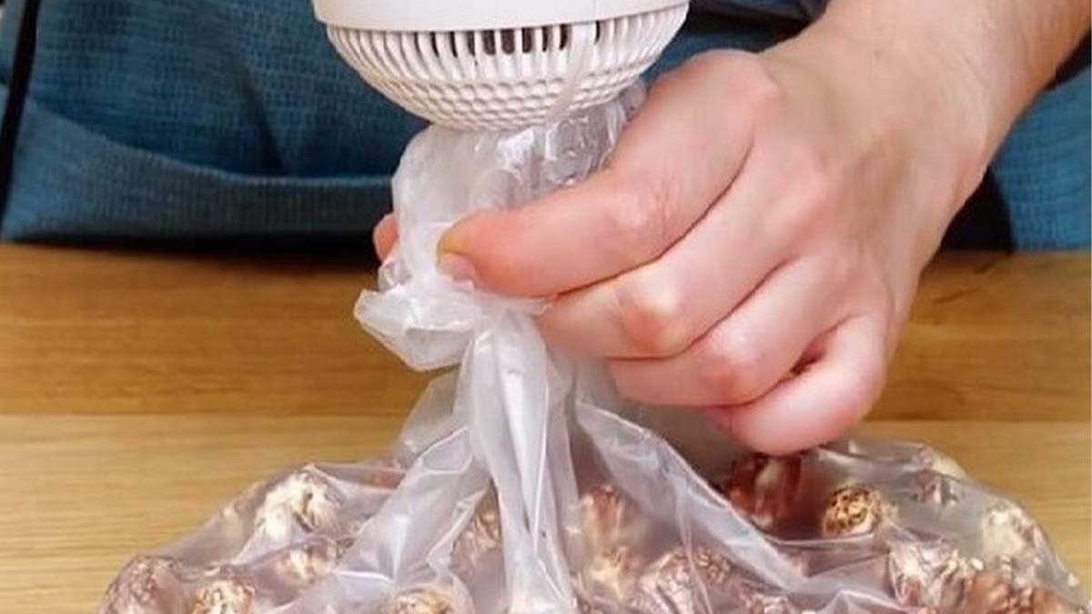 Cách hút chân không dành cho đồ khô bằng máy sấy tóc bước 2