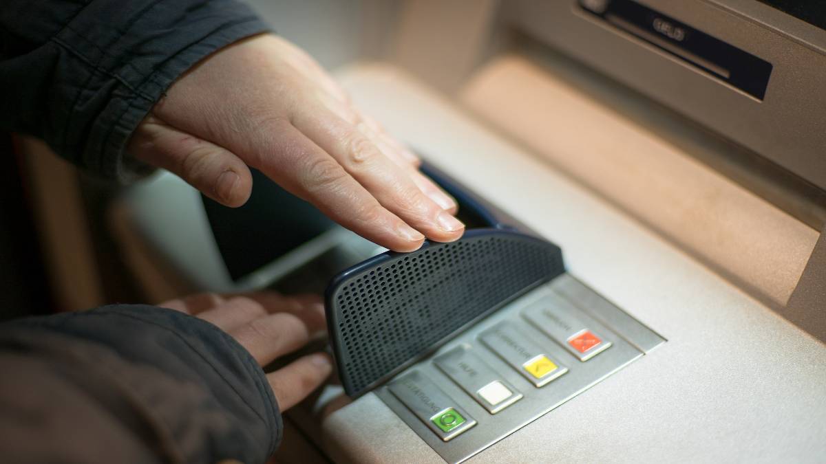 Cách rút tiền ATM đúng cách, an toàn không bị nuốt thẻ bước 1