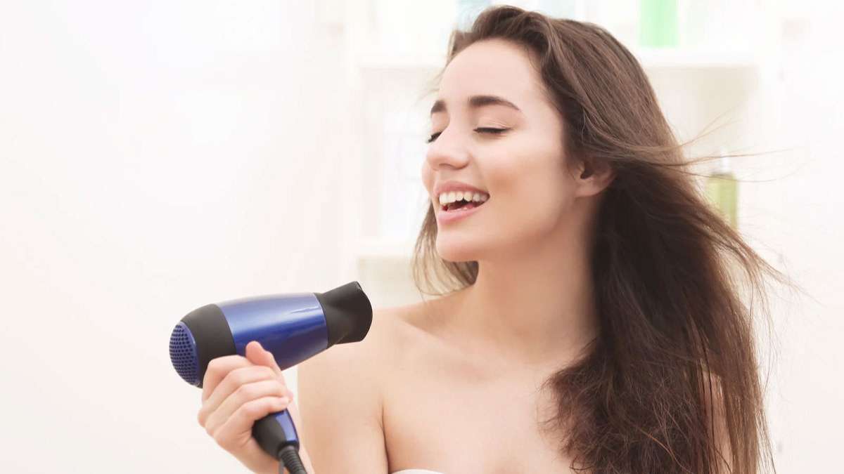 Cách sấy tóc xoăn khuyên dùng sử dụng máy sấy ở chế độ bình thường