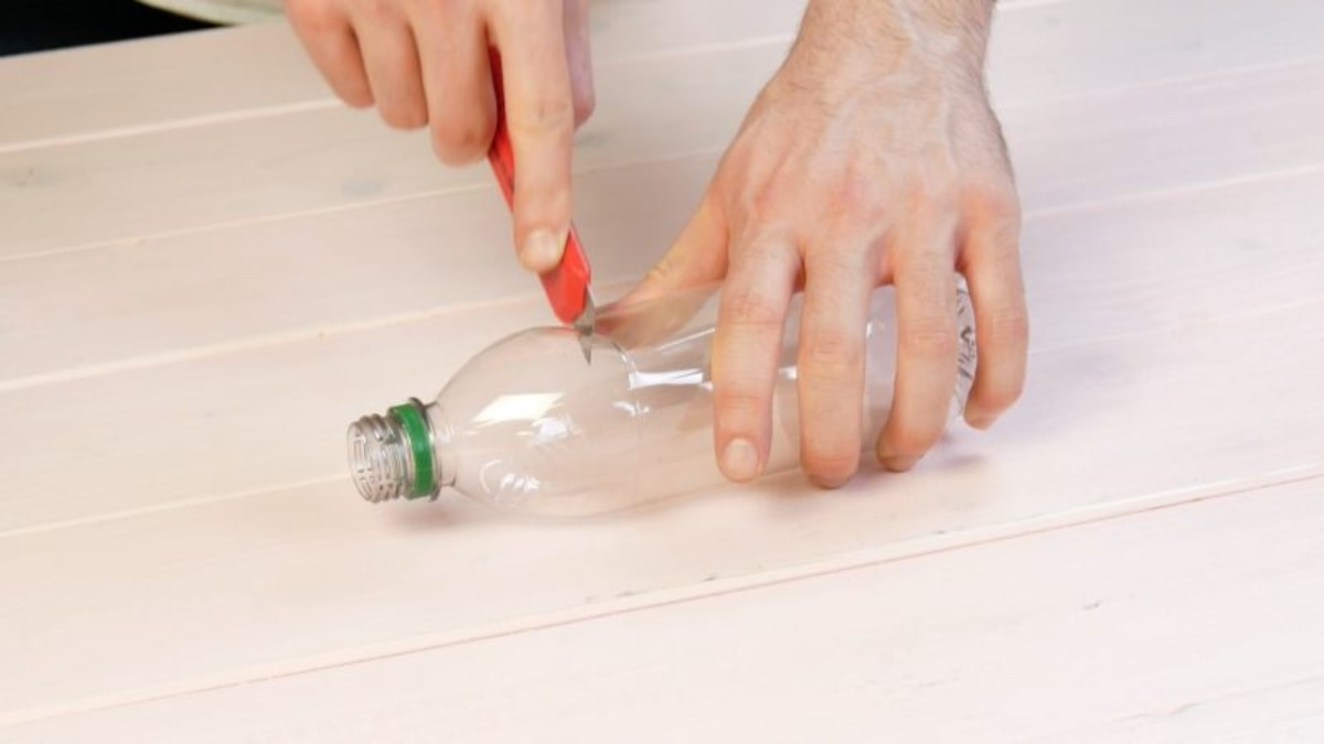 Cách hút bụi bằng máy sấy tóc tại nhà bước 1