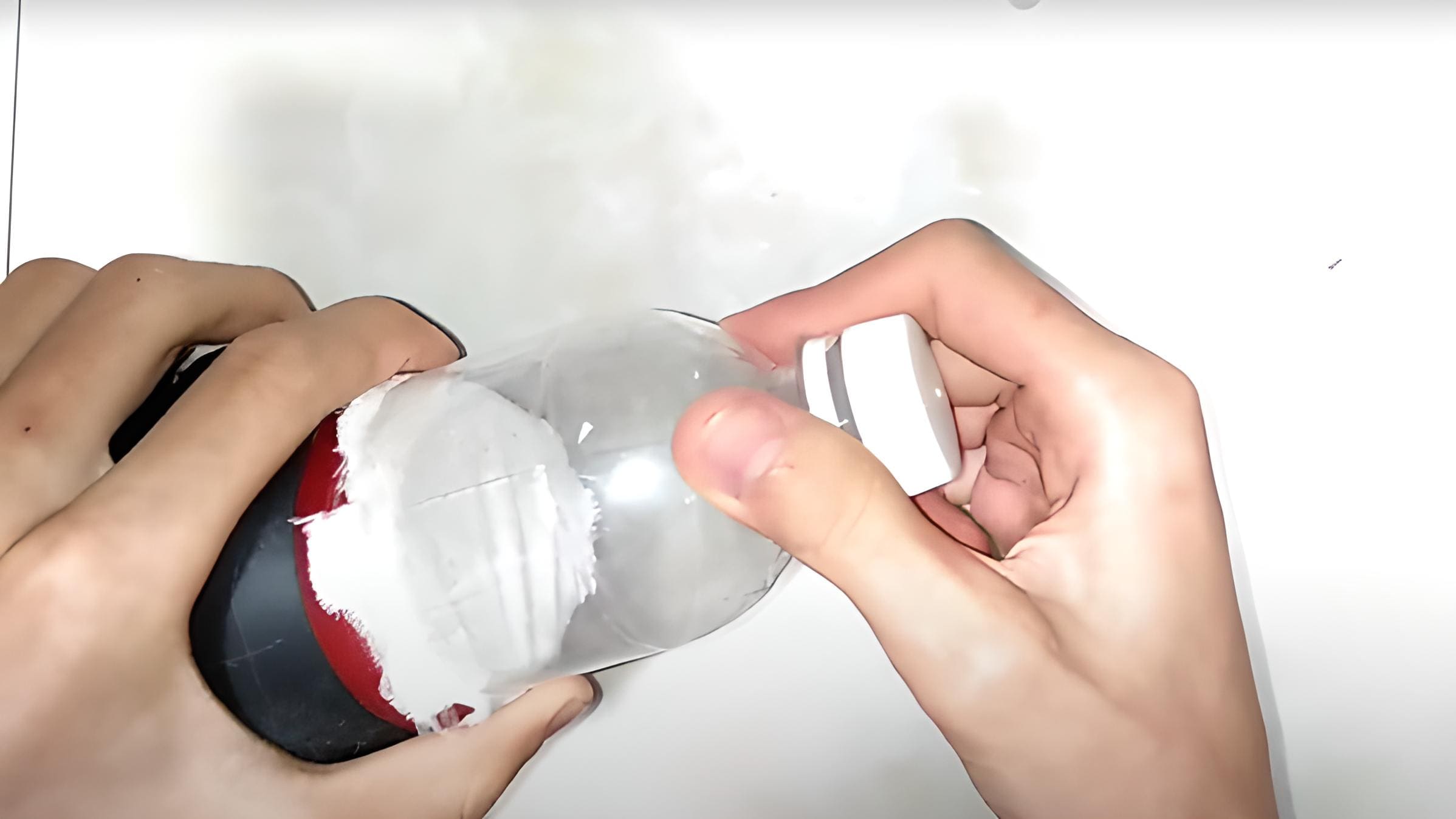 Cách hút bụi bằng máy sấy tóc tại nhà bước 3