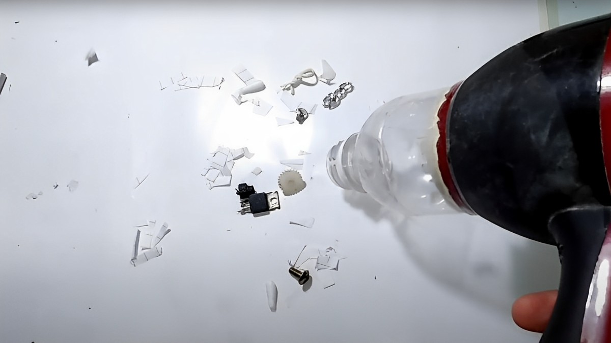 Cách hút bụi bằng máy sấy tóc tại nhà bước 4