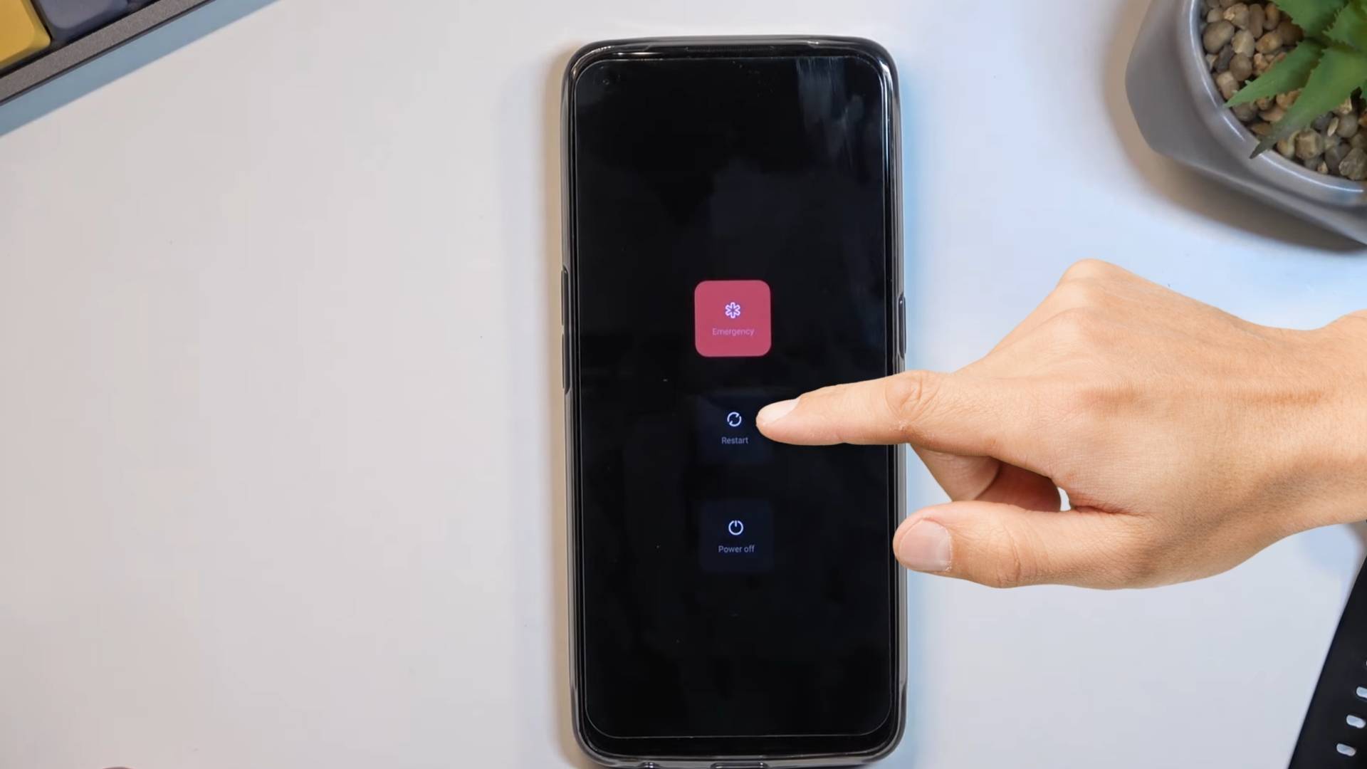 Khởi động lại điện thoại Realme