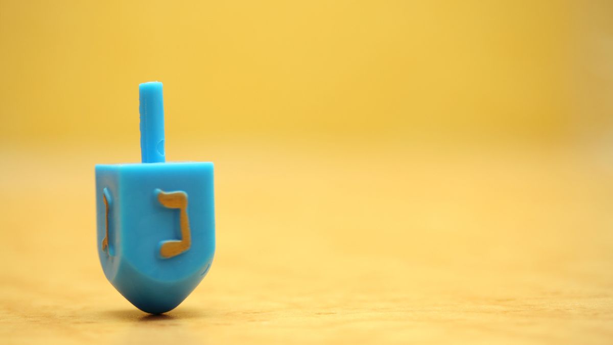 Con quay Dreidel không chỉ là một món đồ chơi truyền thống, mà còn có ý nghĩa văn hóa và tôn giáo đặc biệt đối với người Do Thái.