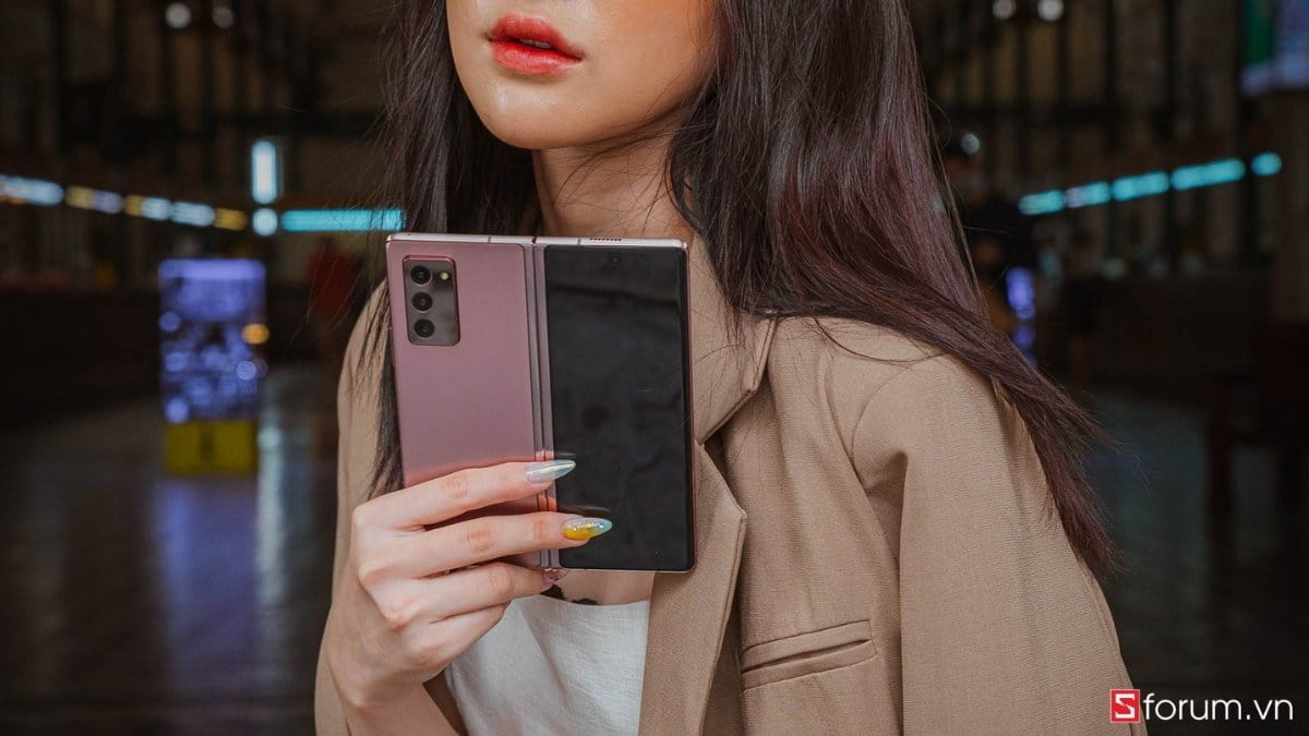 Điện thoại sử dụng Zoom kỹ thuật số là Samsung Galaxy Z Fold2 5G
