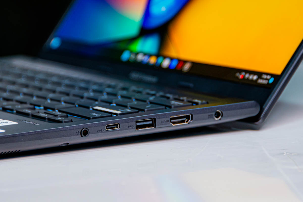 Các cổng kết nối trên Vivobook 14X/15 OLED