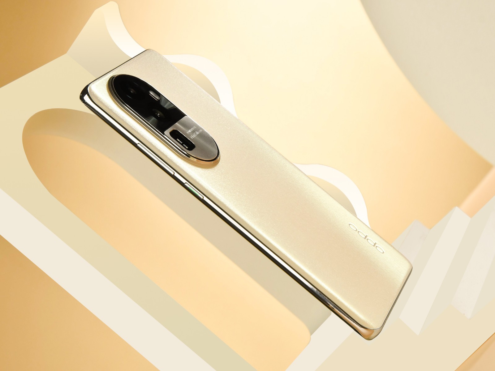 OPPO Reno10 Pro Plus có cụm camera với thiết kế đẹp mắt 