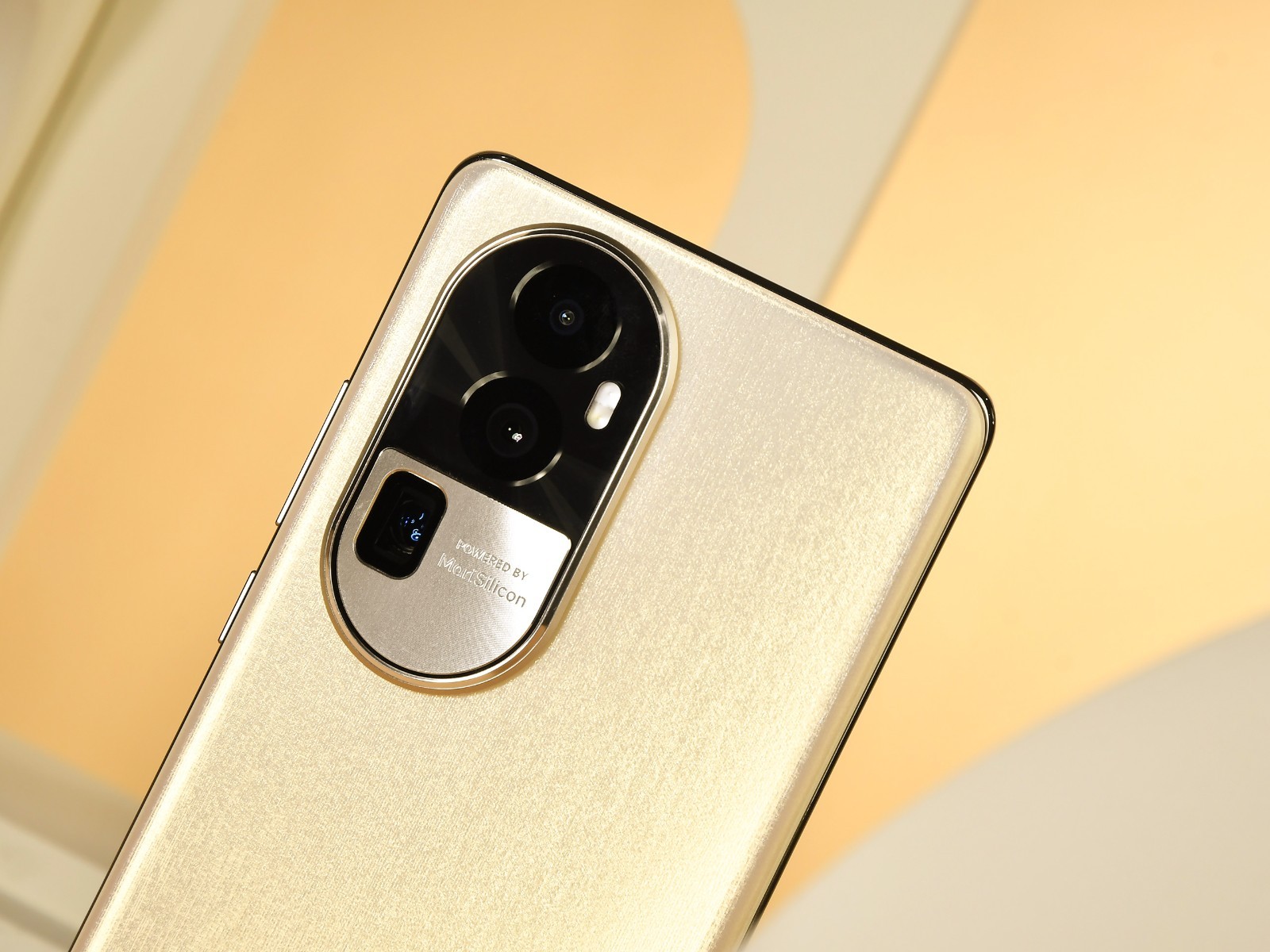 Reno10 Pro+ có khumg bo cong đẹp mắt