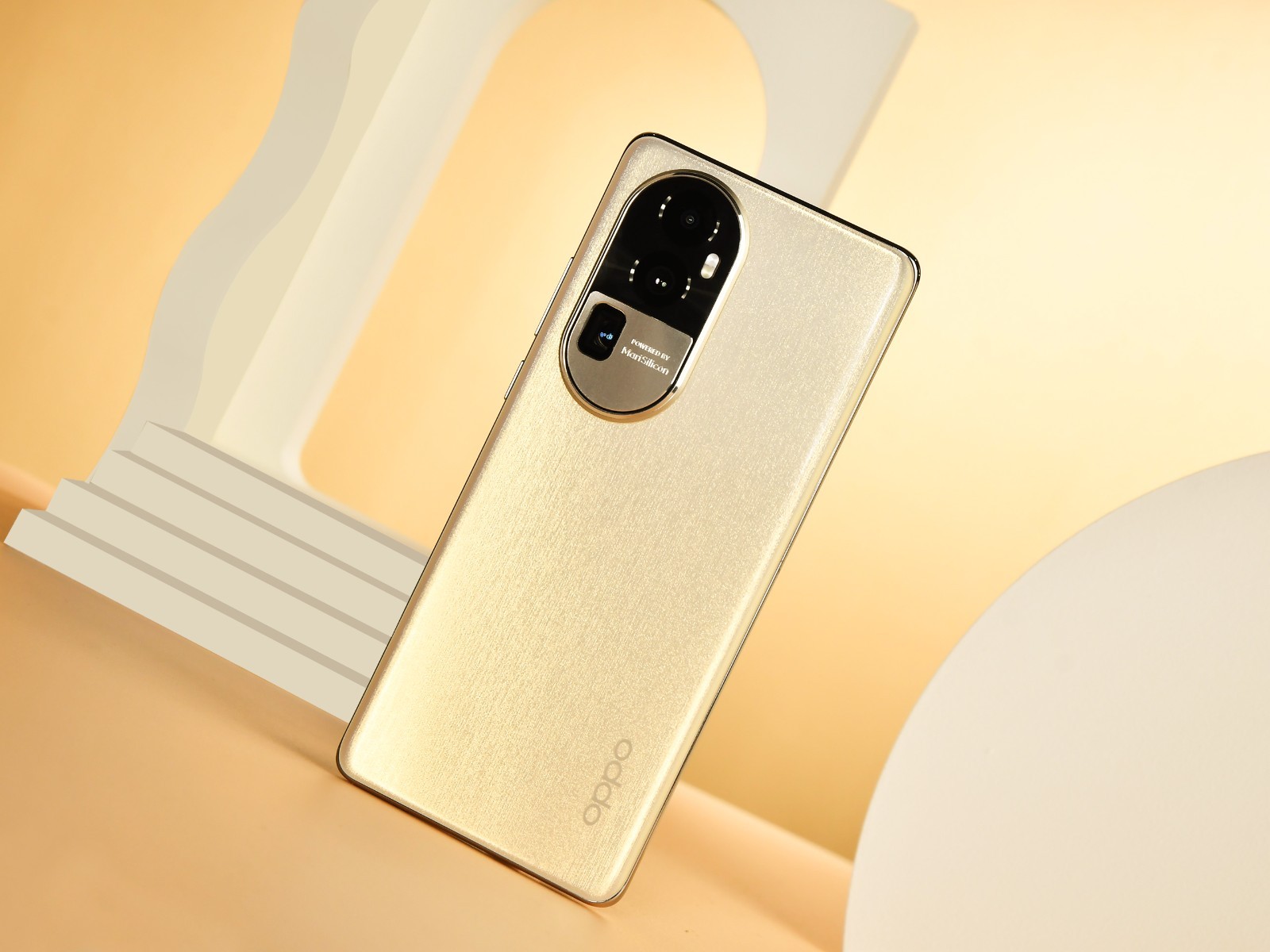 Reno10 Pro+ mặt lưng hoàn thiện từ kính nhám mờ