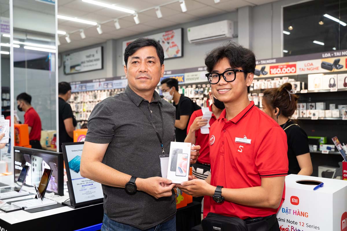 Khách hàng nhận Redmi Note 12S