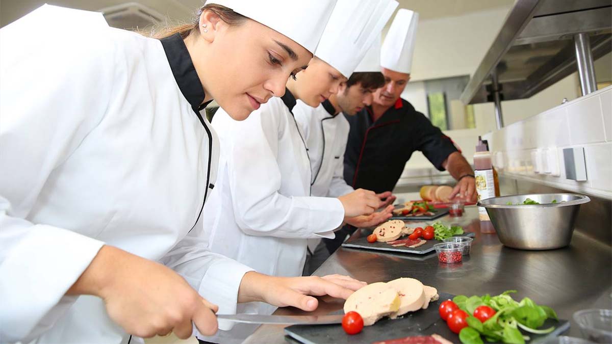 Đầu bếp là Top 5 ngành nghề con gái nên học khi không có bằng cấp