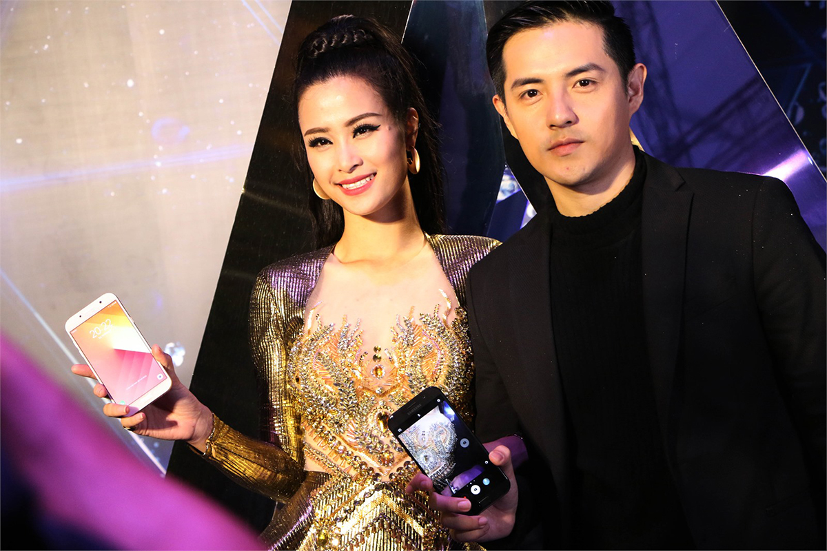 Cặp đôi Đông Nhi và Ông Cao Thắng đã từng là gương mặt đại diện cho dòng sản phẩm Galaxy A 2017