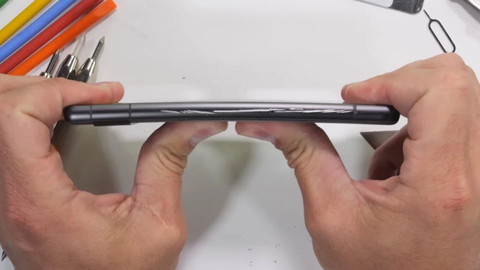 Pixel 7a vẫn có thể sống sót sau màn tra tấn bẻ cong