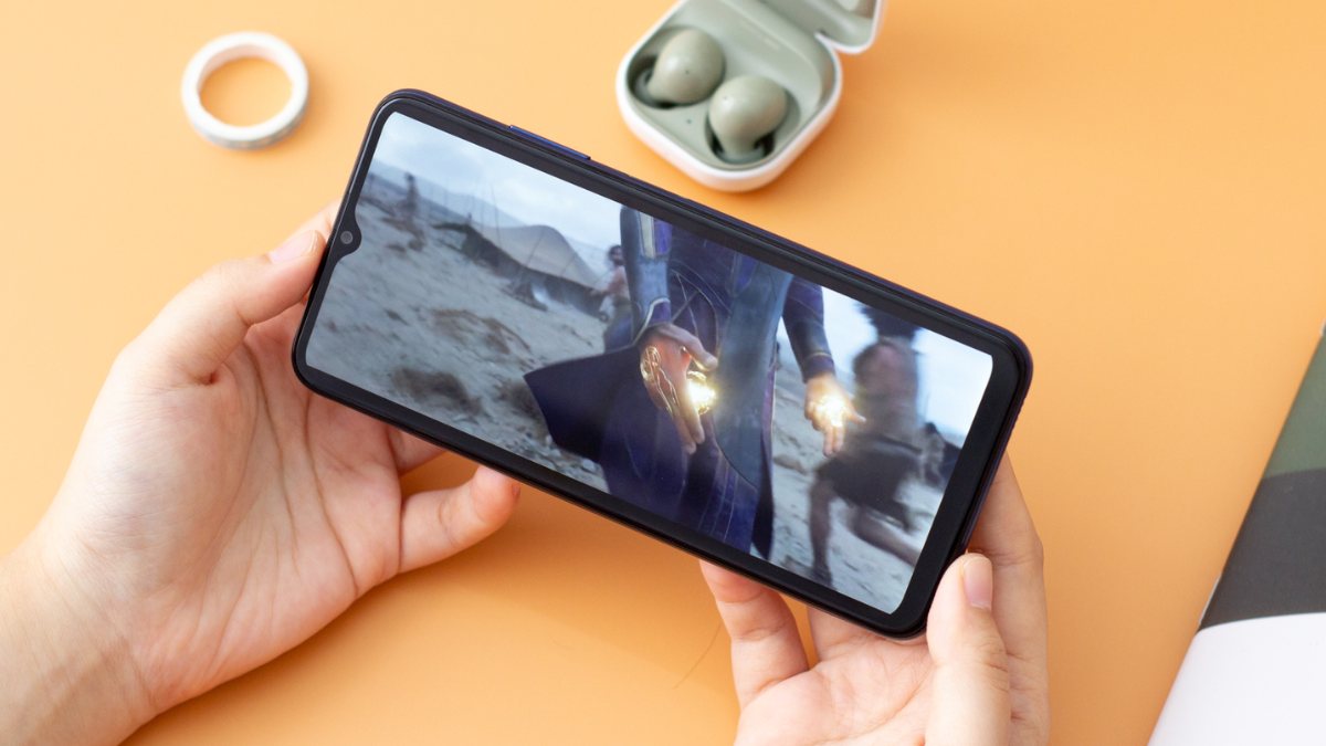 Thiết bị sử dụng màn hình PLS LCD là Samsung Galaxy A03s