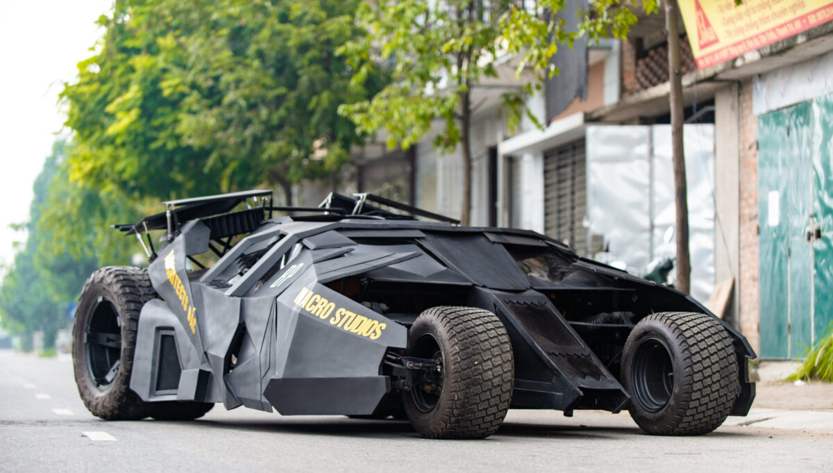 Trước đây, Nguyễn Khắc Chung cùng nhóm bạn của mình cũng đã chế tạo thành công chiếc Batmobile của Batman