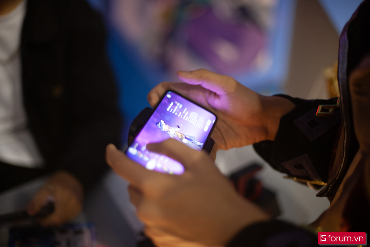 Đồng hành cùng game thủ chính là Gaming Phone thế hệ mới nhất của ASUS và game thủ có thể dễ dàng cảm nhận được khả năng