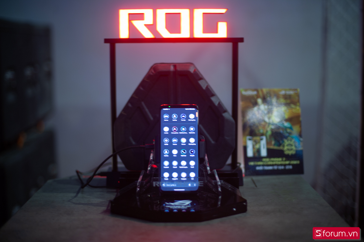 Đồng hành cùng game thủ chính là Gaming Phone thế hệ mới nhất của ASUS và game thủ có thể dễ dàng cảm nhận được khả năng