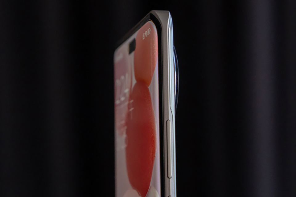 Cạnh phải của Xiaomi Civi 3 là nơi chứa nút nguồn và tăng giảm âm lượng
