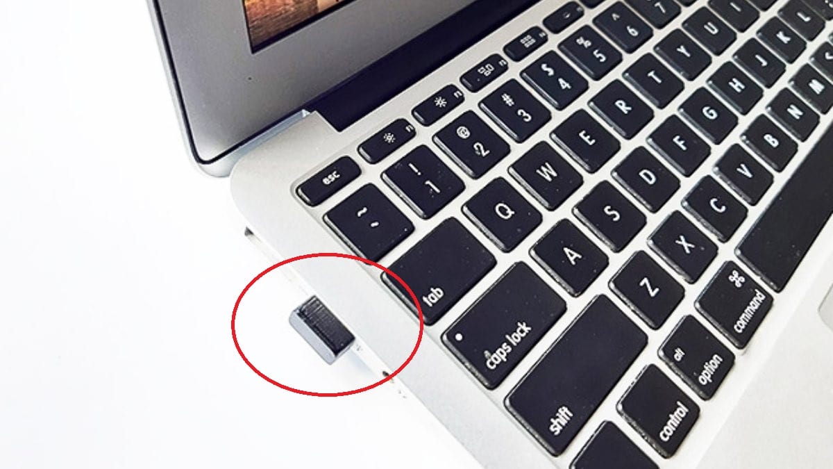 Cách kết nối chuột không dây với MacBook qua USB bước 1 