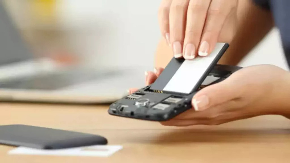 EU buộc các nhà sản xuất smartphone phải thiết kế pin có thể tháo rời