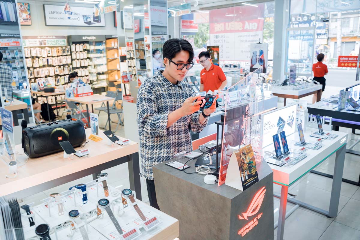 Khách hàng trải nghiệm ROG Phone 7