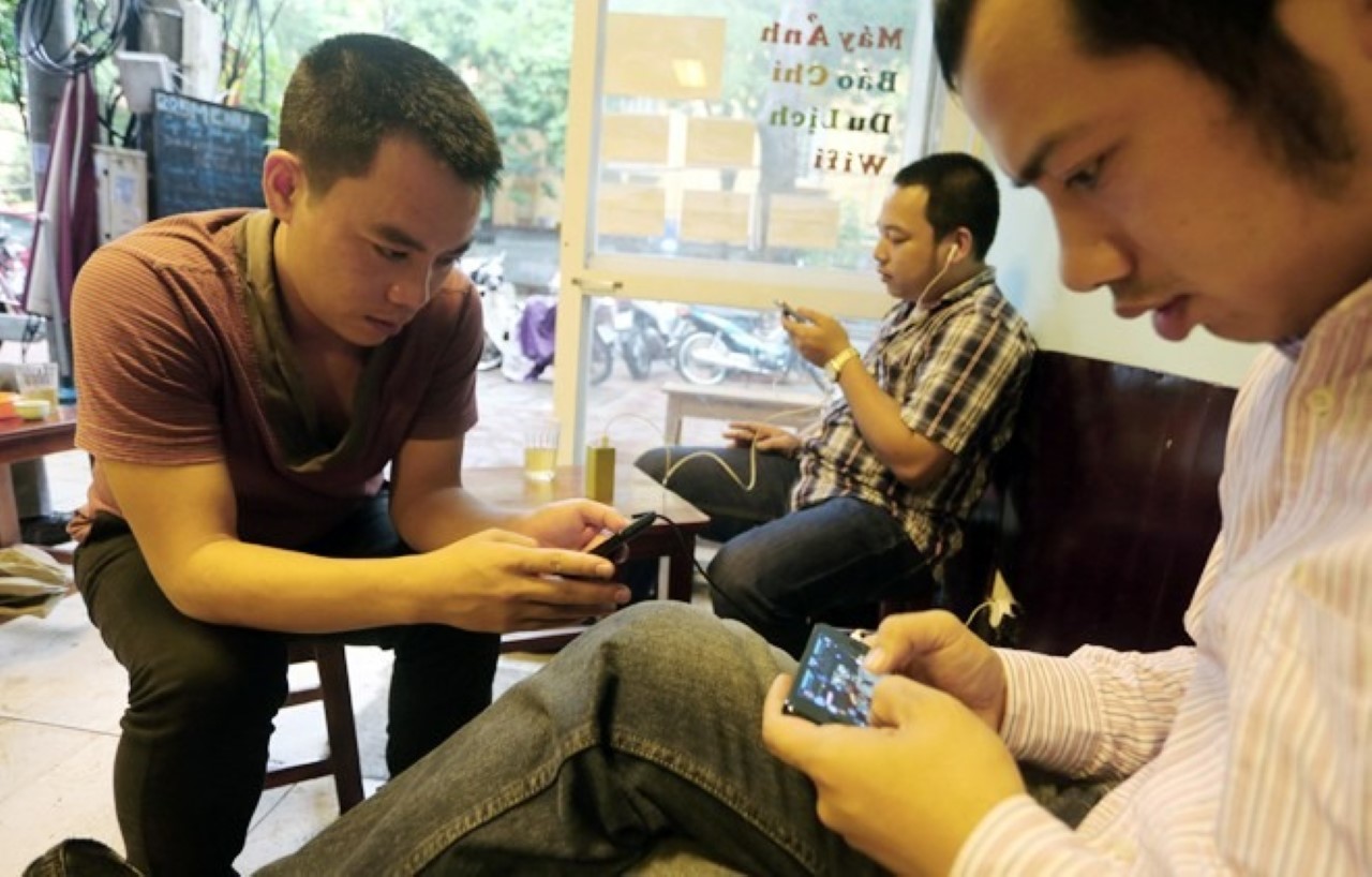 Thời điểm hiện tại, chúng ta càng ít nói chuyện khi đi cà phê vì điện thoại