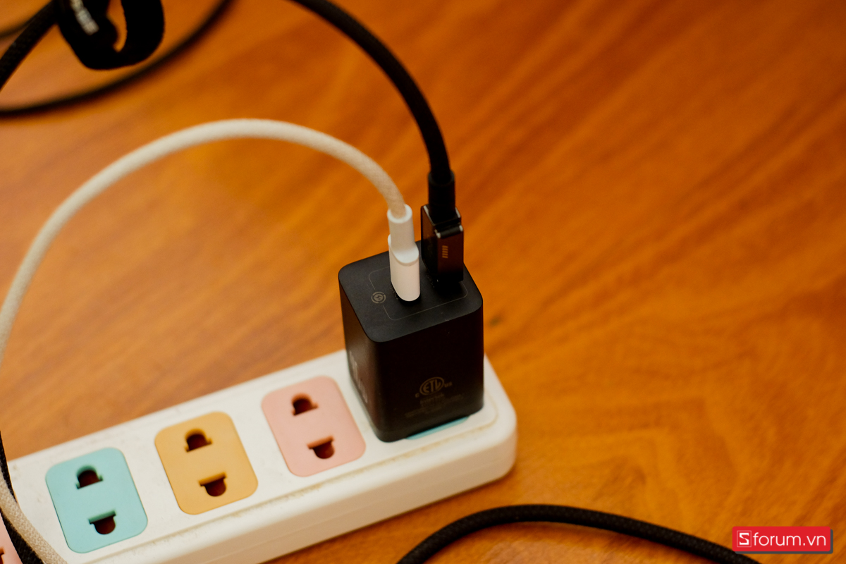 Smart Trickle là tính năng điều khiển nhiệt thông minh, giúp giảm nhiệt độ của cáp sạc khi sạc các thiết bị của bạn.