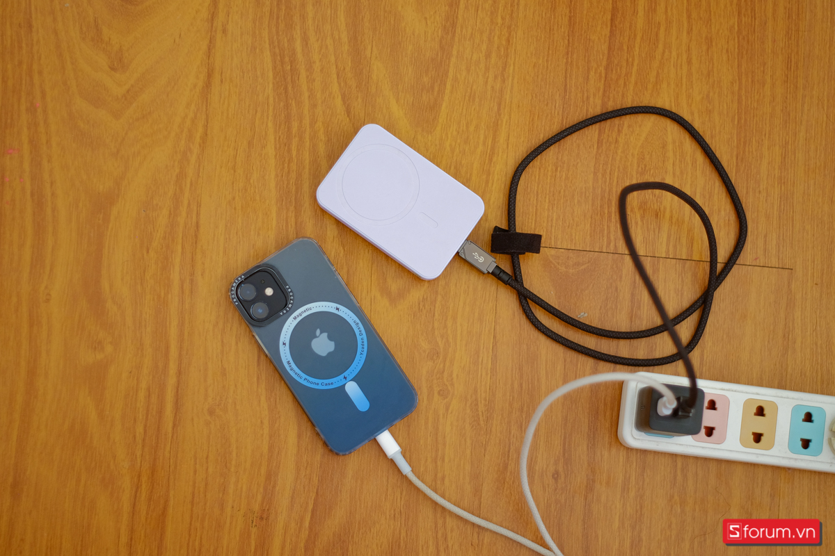 Bộ đôi sản phẩm của Baseus sạc được nhiều thiết bị, từ iPhone đến sạc dự phòng và laptop
