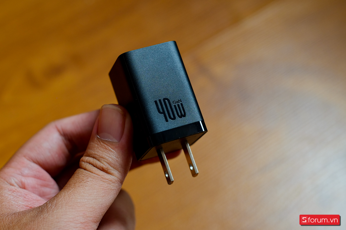 Baseus GaN5 Pro có thiết kế mini, phủ sơn đen nhám