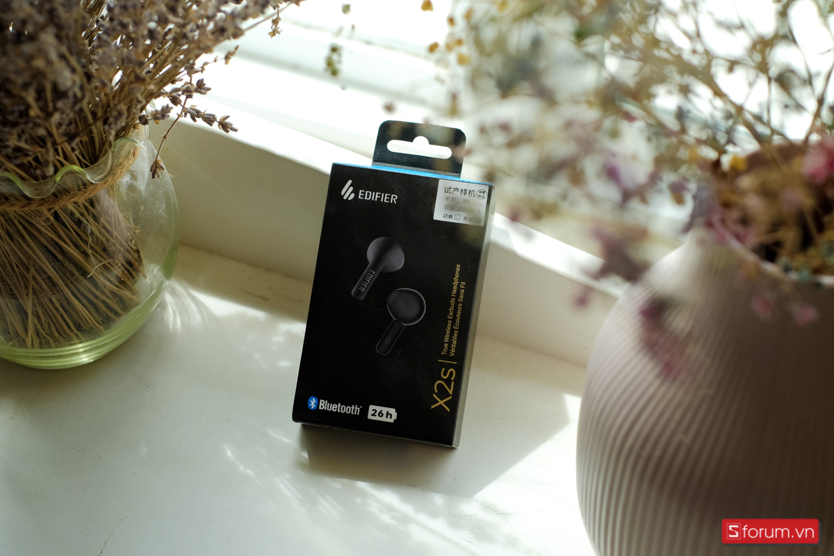 Edifier X2s có hộp đựng khá cá tính với tone đen chủ đạo