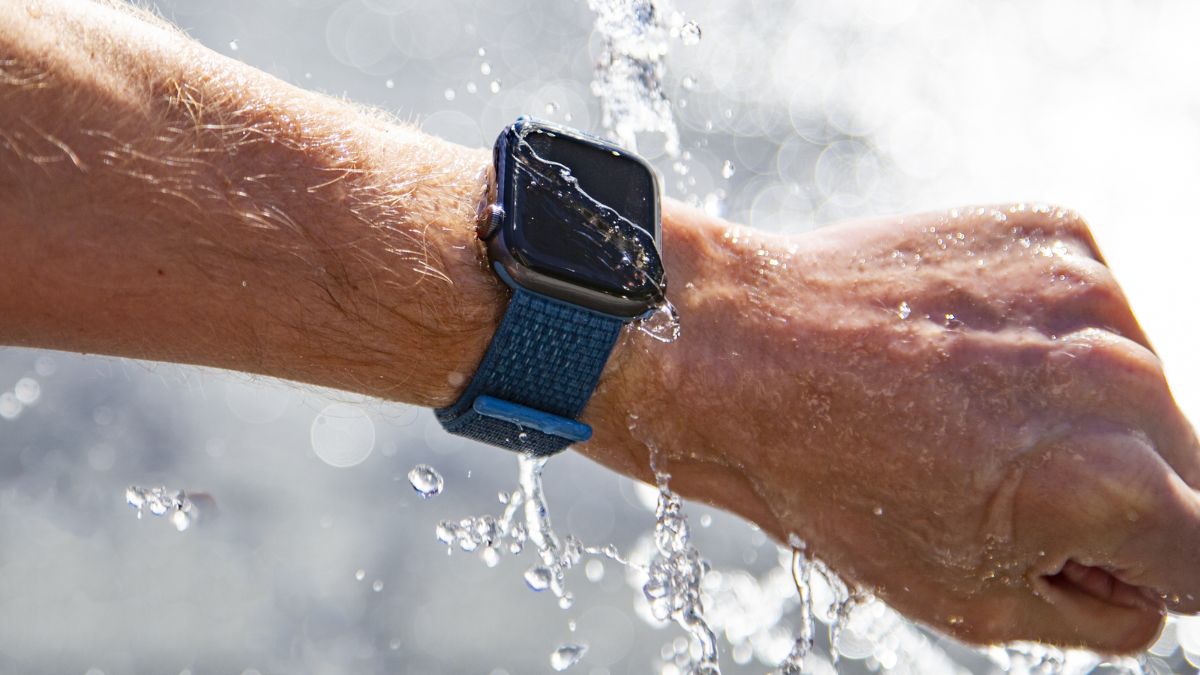 Làm gì khi Apple Watch bị dính nước?
