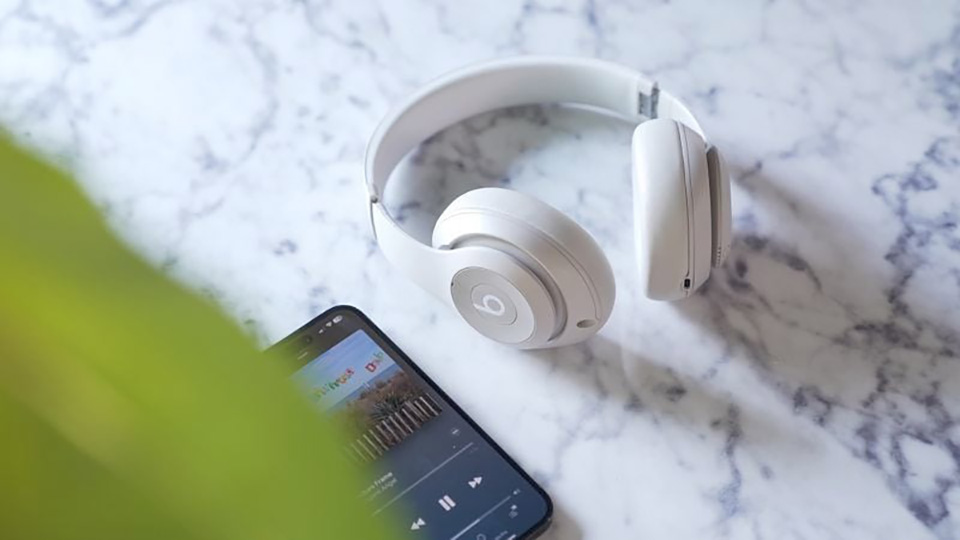 Beats Studio Pro có thiết kế được kế thừa từ tai nghe Studio 3