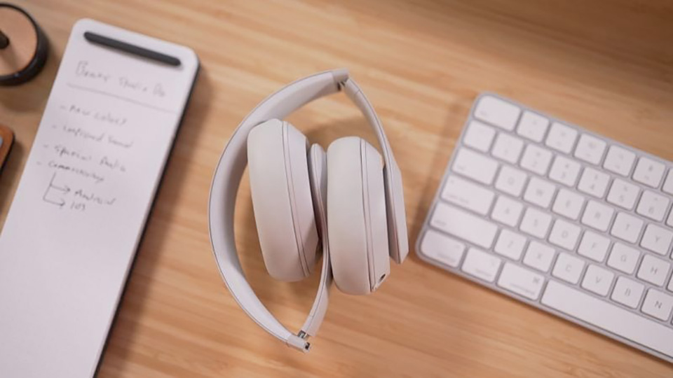 Beats Studio Pro có thể gấp gọn