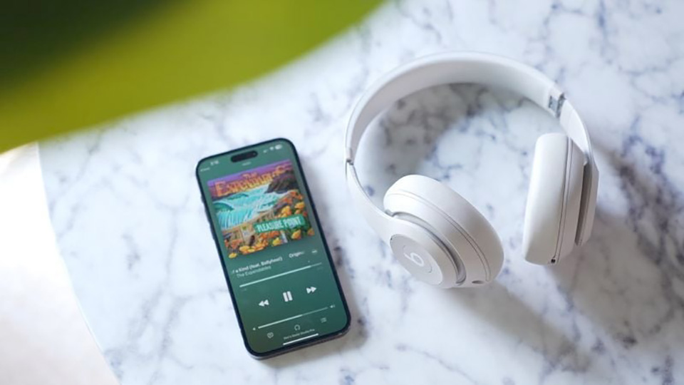 Beats Studio Pro cho trải nghiệm tương đồng khi kết nối với các thiết bị iOS và Android
