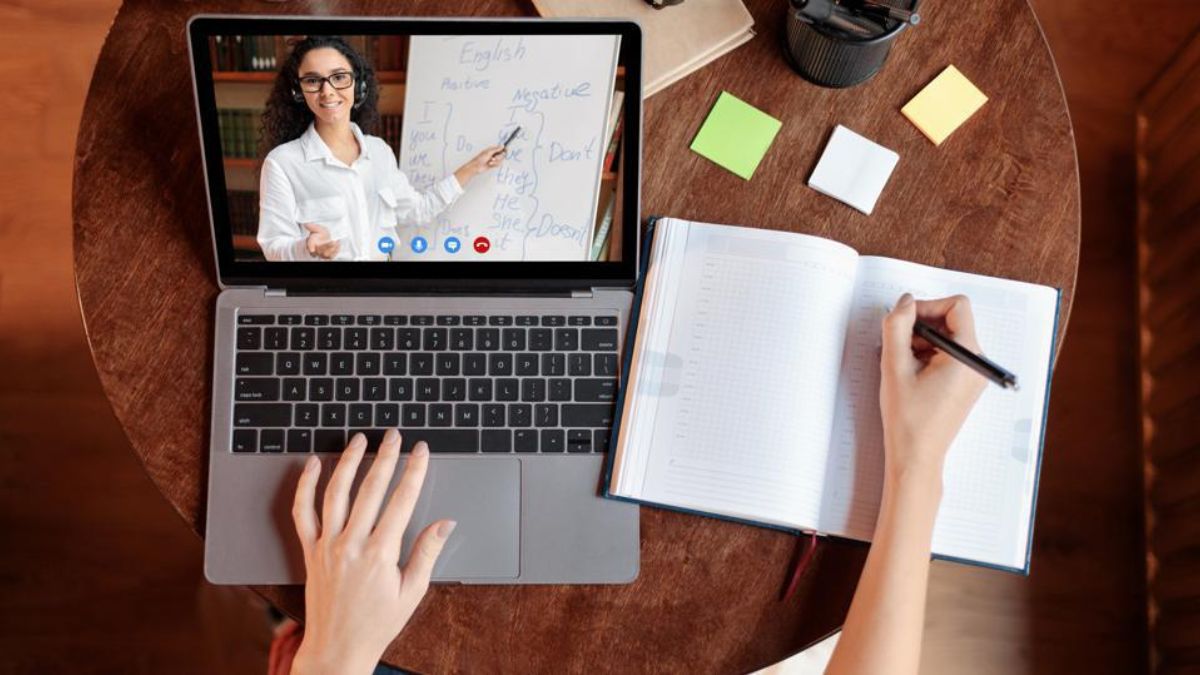 Bật mí những điều bạn nên biết về chương trình đào tạo đại học từ xa hót hòn họt hiện nay 